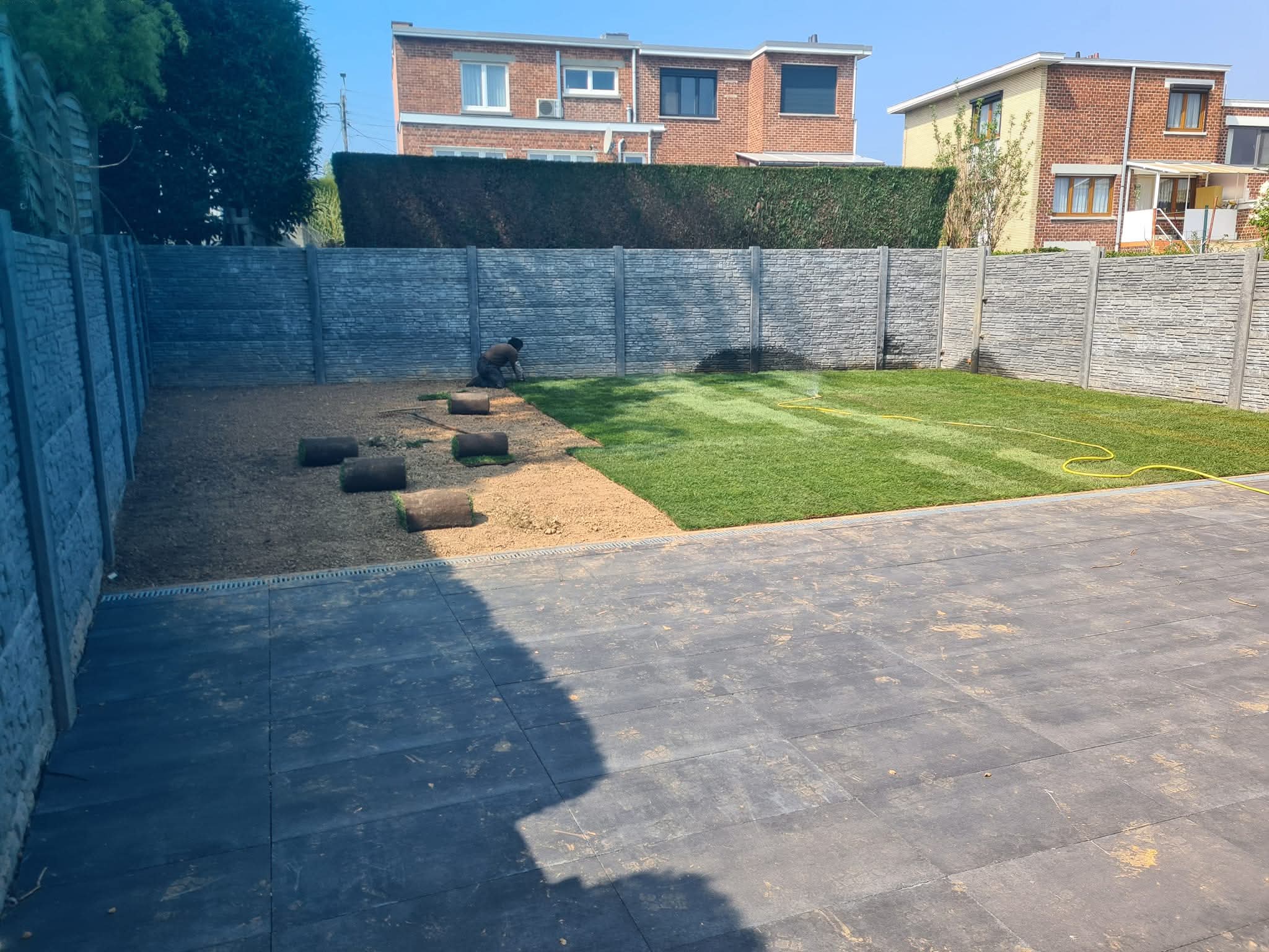 Pose d'une palissade en béton et pose de rouleaux en gazon à Seraing