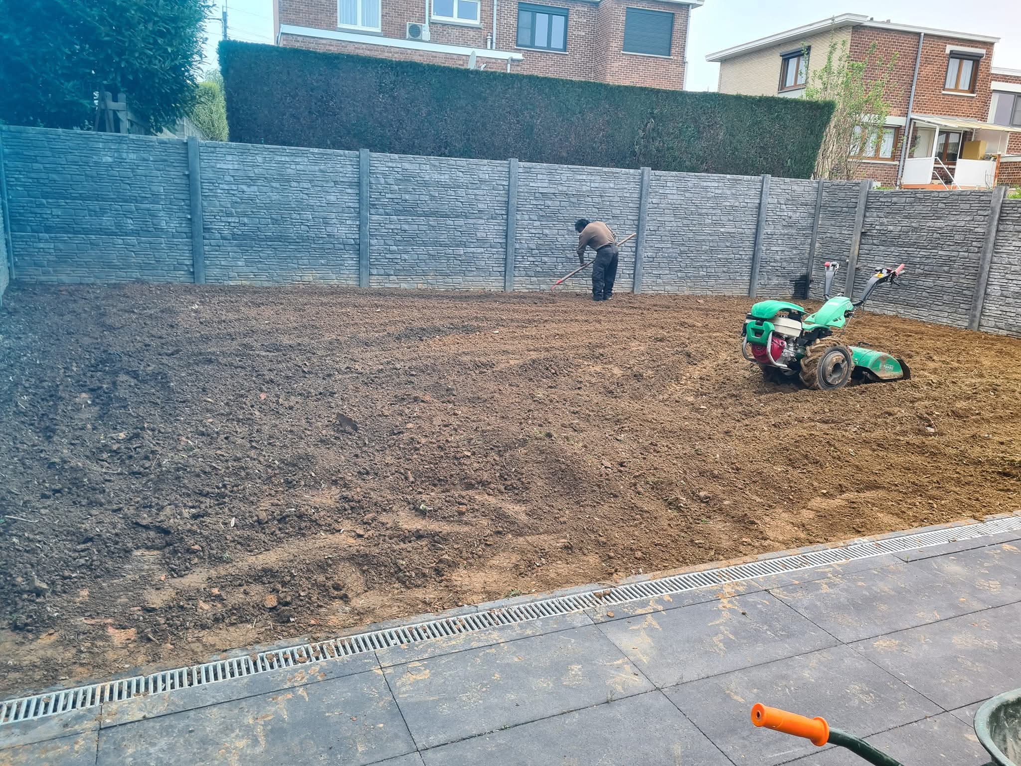 Pose d'une palissade en béton et pose de rouleaux en gazon à Seraing