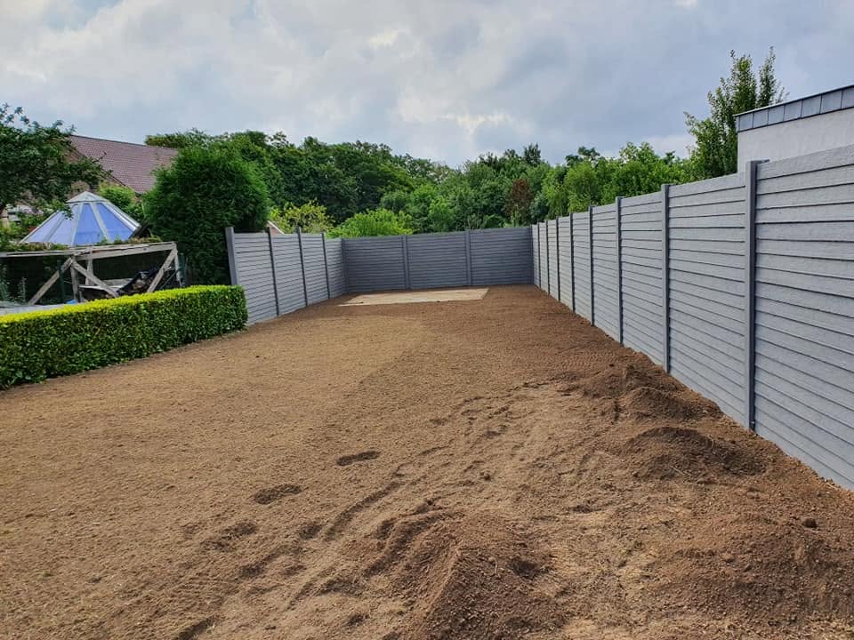 Palissade en béton et gazon en rouleau posés à Grâce-Hollogne par Jardin Passion