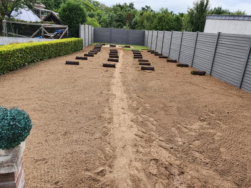 Palissade en béton et gazon en rouleau posés à Grâce-Hollogne par Jardin Passion
