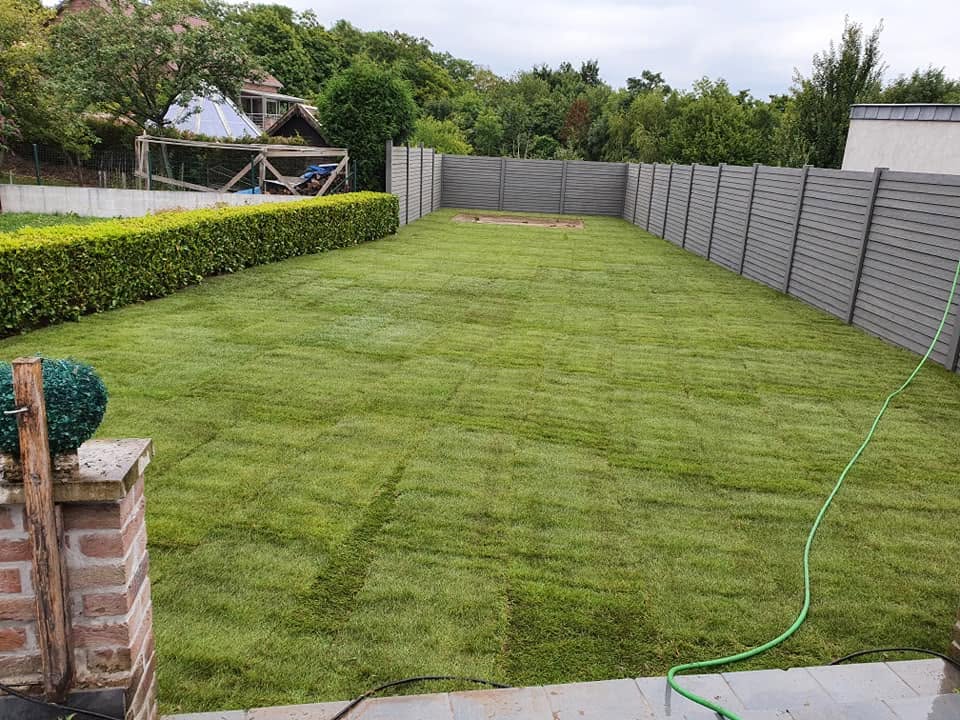 Palissade en béton et gazon en rouleau posés à Grâce-Hollogne par Jardin Passion