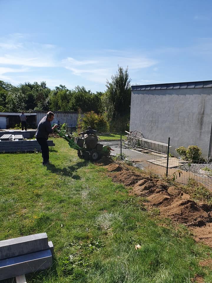 Palissade en béton et gazon en rouleau posés à Grâce-Hollogne par Jardin Passion