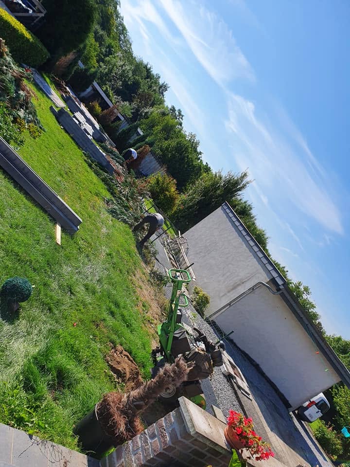 Palissade en béton et gazon en rouleau posés à Grâce-Hollogne par Jardin Passion