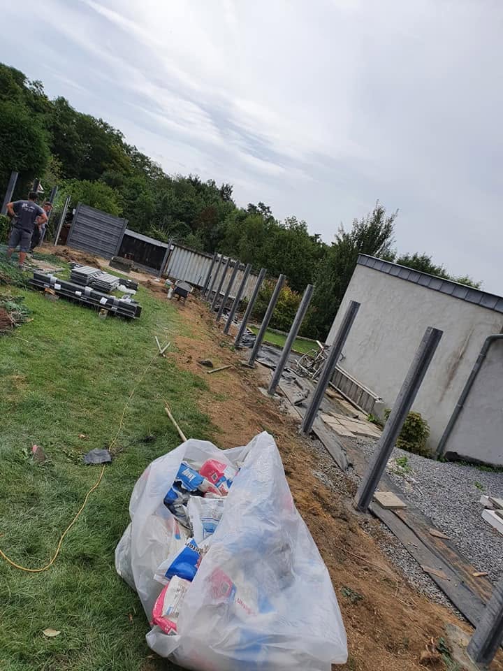 Palissade en béton et gazon en rouleau posés à Grâce-Hollogne par Jardin Passion