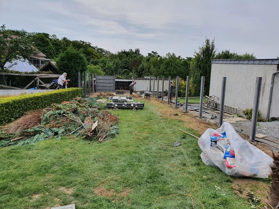 Palissade en béton et gazon en rouleau posés à Grâce-Hollogne par Jardin Passion