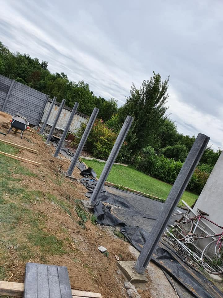 Palissade en béton et gazon en rouleau posés à Grâce-Hollogne par Jardin Passion