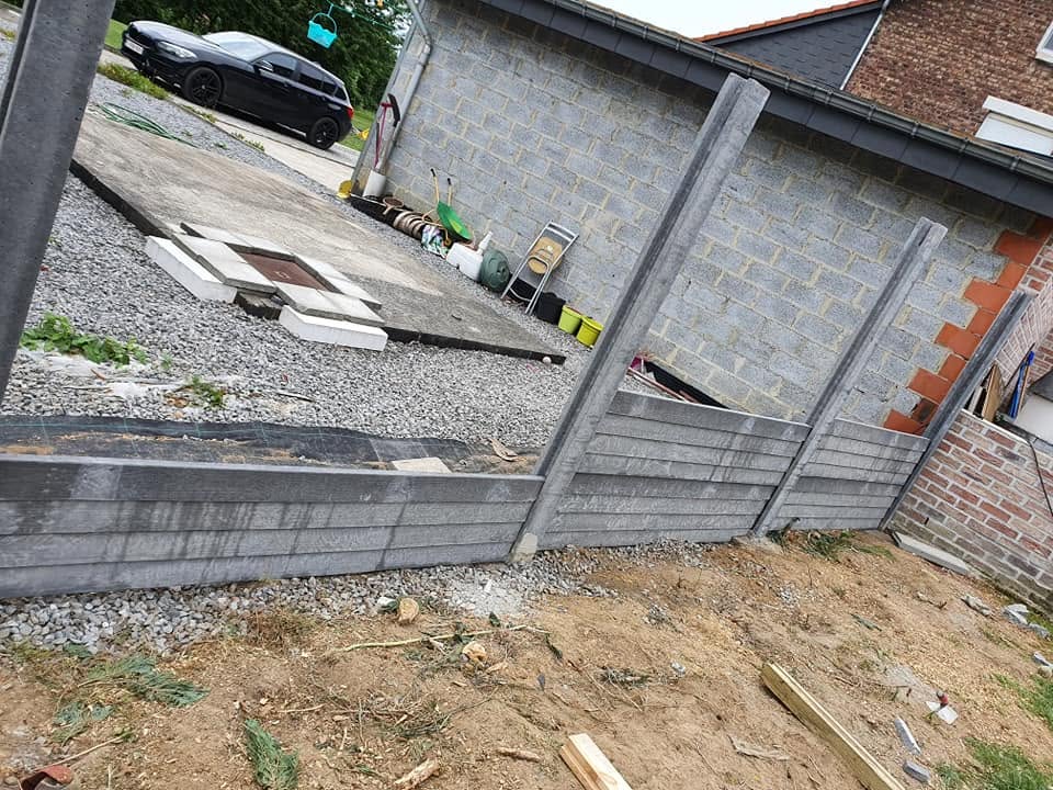Palissade en béton et gazon en rouleau posés à Grâce-Hollogne par Jardin Passion