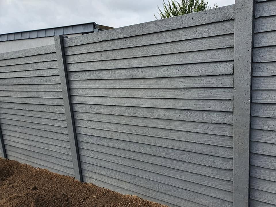 Palissade en béton et gazon en rouleau posés à Grâce-Hollogne par Jardin Passion