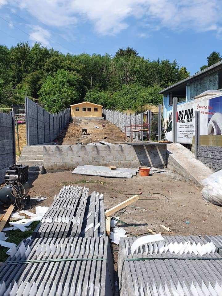 Palissades en béton, escalier et gazon en rouleau posés à Saint-Nicolas par Jardin Passion