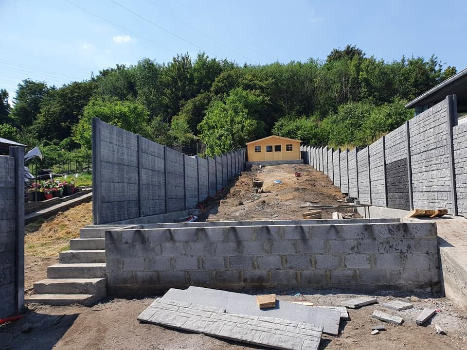 Palissades en béton, escalier et gazon en rouleau posés à Saint-Nicolas par Jardin Passion