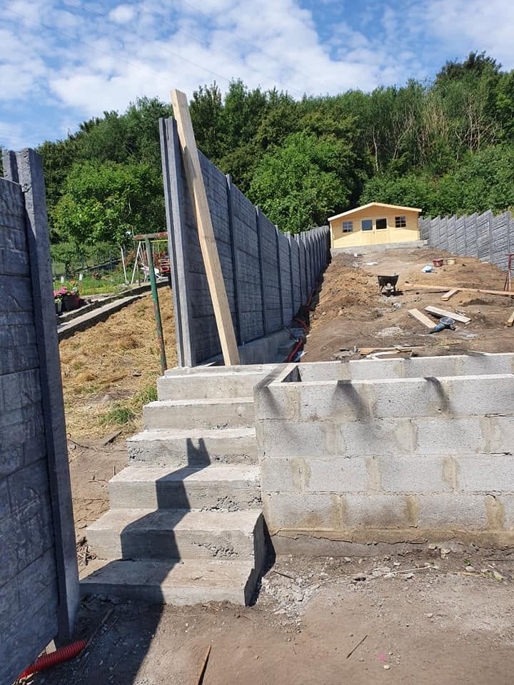 Palissades en béton, escalier et gazon en rouleau posés à Saint-Nicolas par Jardin Passion