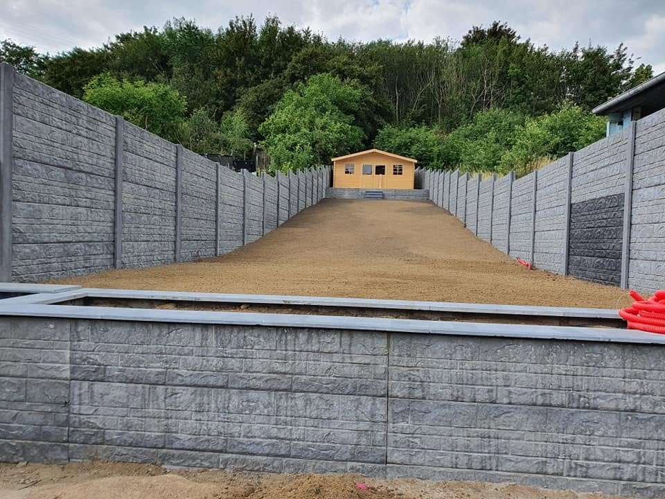 Palissades en béton, escalier et gazon en rouleau posés à Saint-Nicolas par Jardin Passion